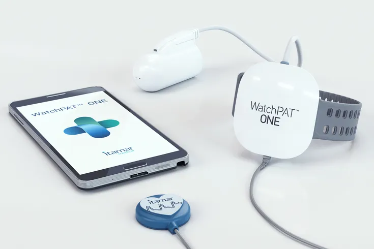 Empfangsbereich der RKM740-HNO-Praxis Düsseldorf mit modernem Design, heller Beleuchtung und elegant geschwungener Empfangstheke.