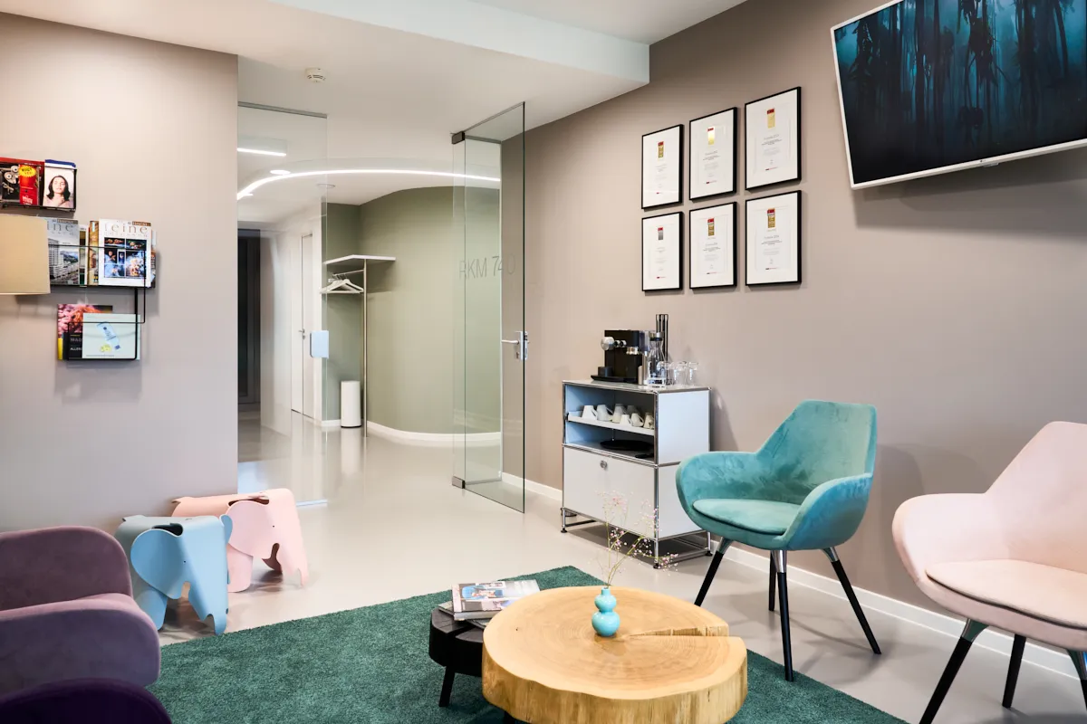 Moderner Wartebereich der RKM740-HNO-Praxis Düsseldorf mit stilvollem Design, hochwertigen Sitzmöbeln und einer einladenden Atmosphäre.