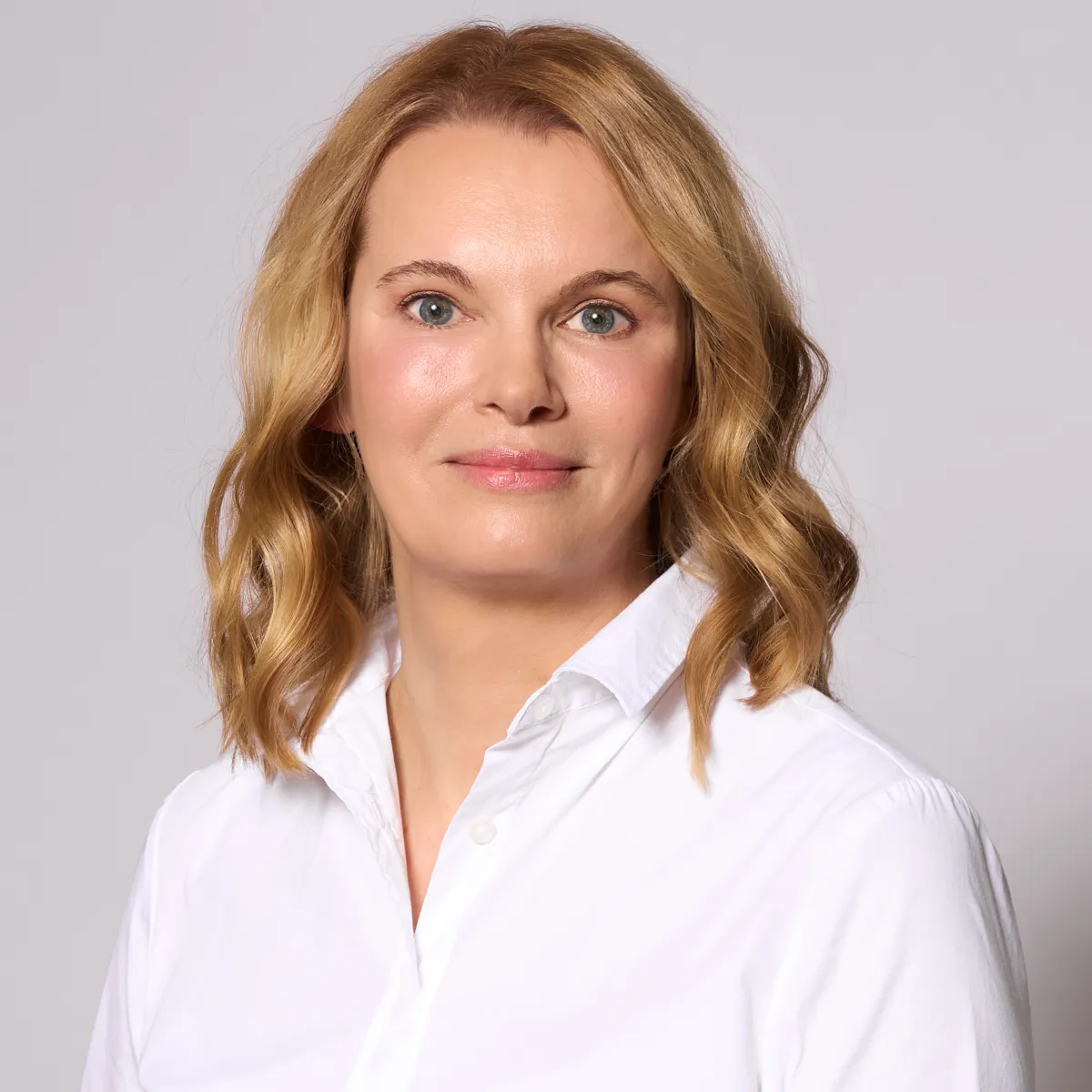 Dr. med. Stephanie Gründemann – Expertin für HNO-Heilkunde im RKM740 Düsseldorf. Spezialisierung: Nasenchirurgie, Schnarchtherapie und Botulinumtoxin.