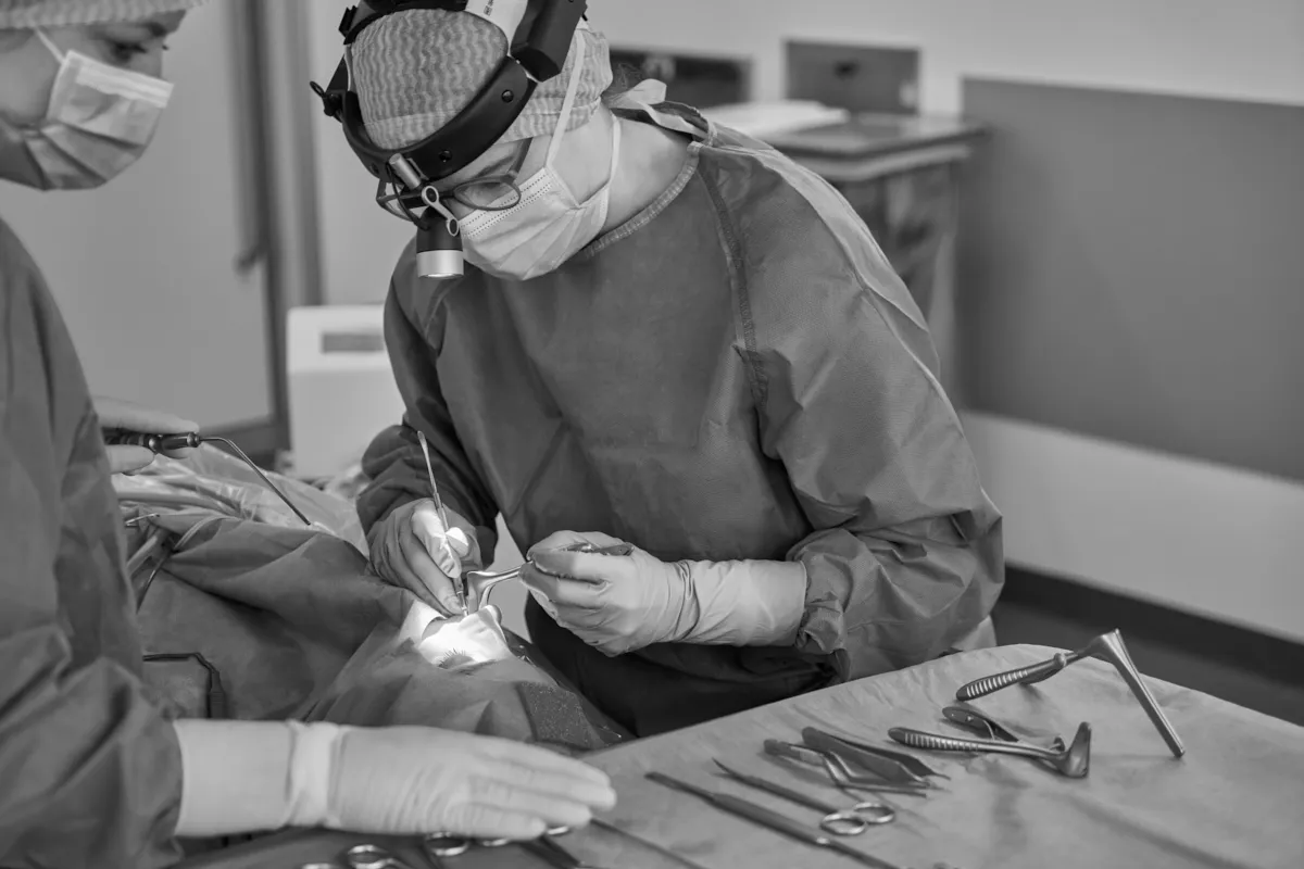 Feinchirurgischer Eingriff am Tränenweg – hochpräzise operative Versorgung im RKM740-HNO mit Expertise, Ruhe und moderner Technik in Düsseldorf.