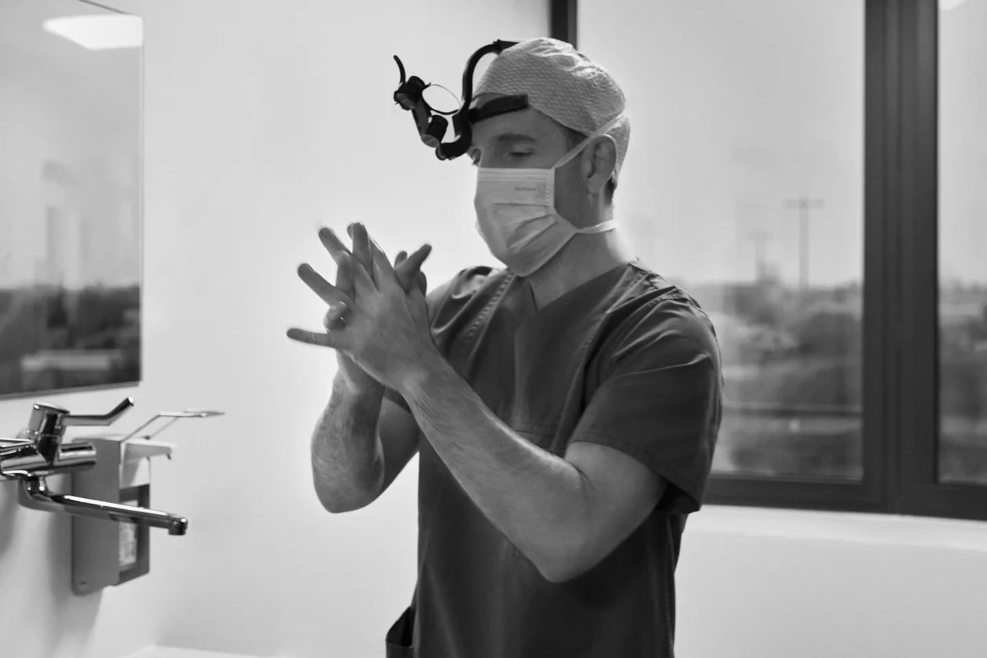 Prof. Dr. Christoph Bergmann bereitet sich im RKM740-HNO Düsseldorf auf eine Operation vor – höchste Präzision und Hygiene in der HNO-Chirurgie.
