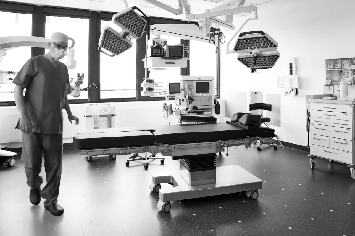 Moderner OP-Saal in der RKM 740 Klinik Düsseldorf mit chirurgischer Ausstattung