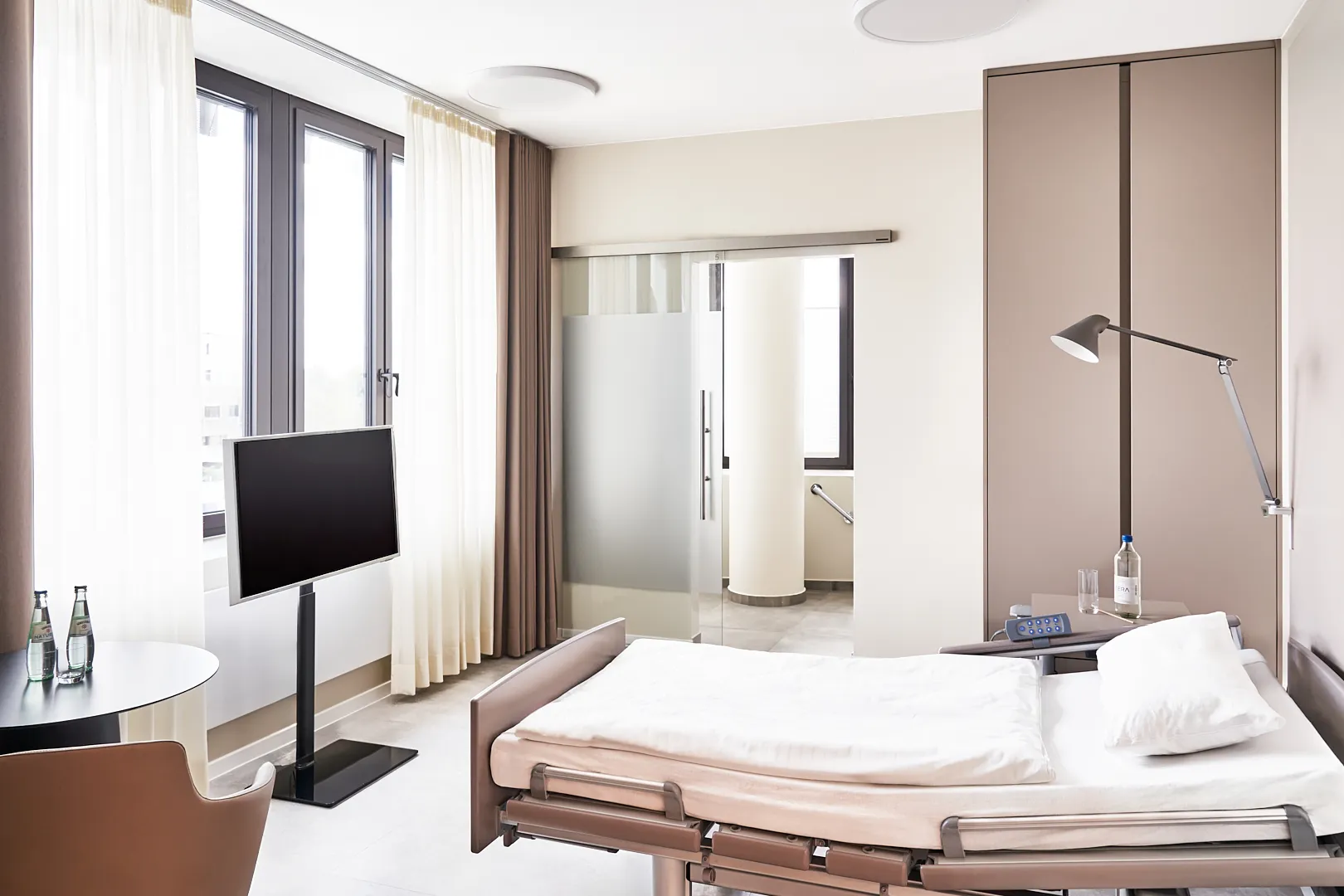 Modernes Patientenzimmer im Fachzentrum für Schlafmedizin RKM 740 HNO Düsseldorf