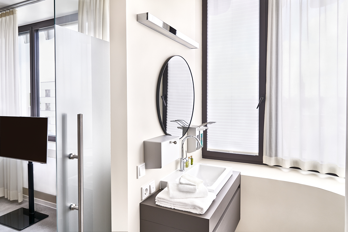 Stationäres Zimmer im RKM 740 Tower Düsseldorf Modern ausgestattetes stationäres Zimmer im RKM 740 Tower Düsseldorf mit eigenem Badbereich