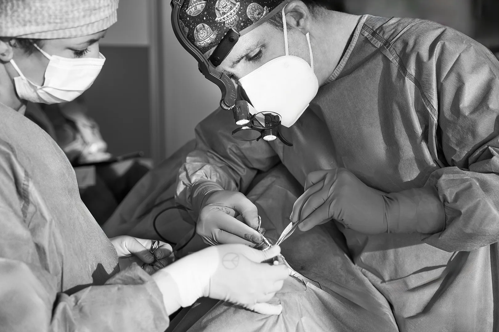 Operation im Rahmen der ästhetischen Nasenchirurgie – Düsseldorf Prof. Dr. med. Christoph Bergmann bei einer Operation im Bereich der ästhetischen Nasenchirurgie in Düsseldorf