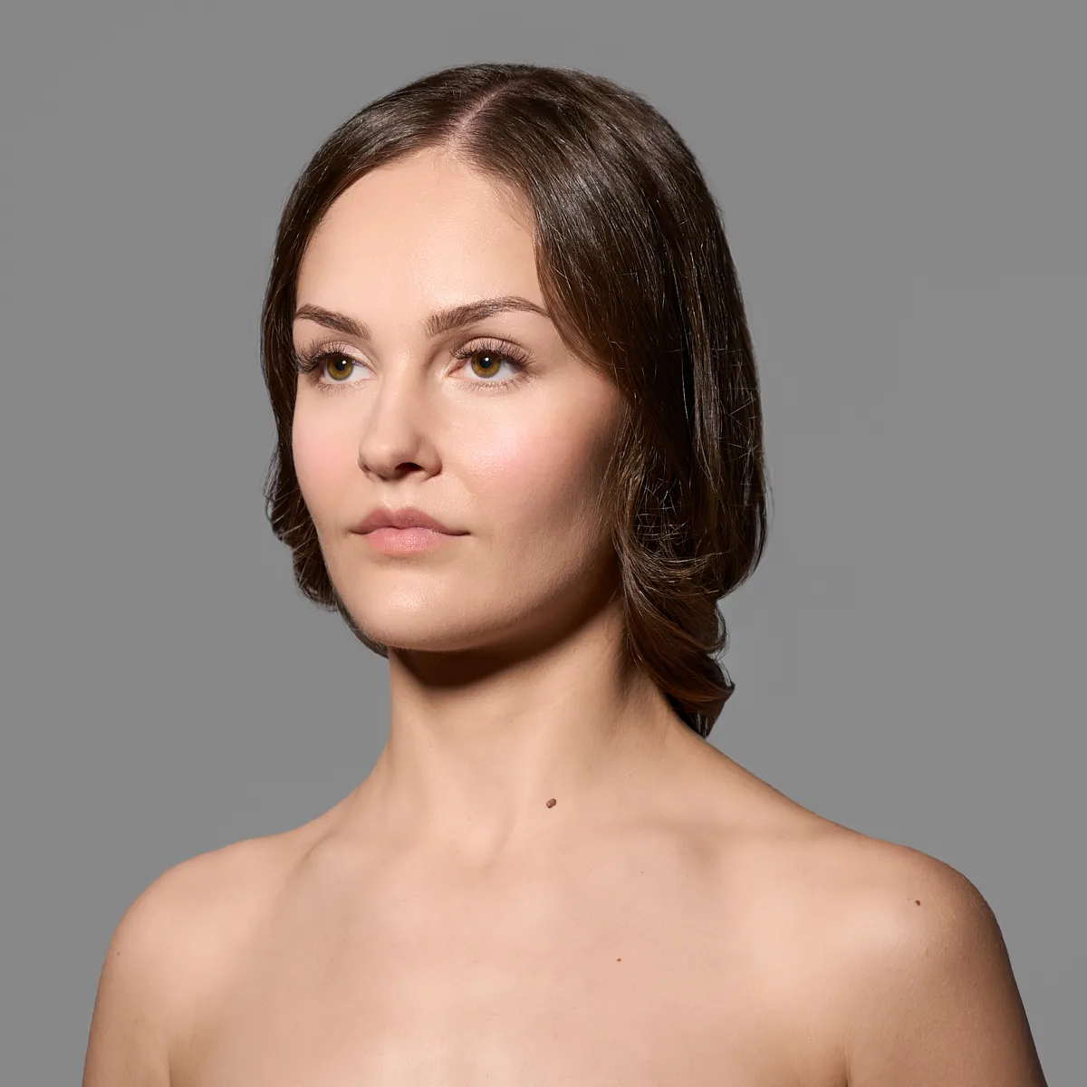 aesthetische-nasenform-halbprofil-rkm740-HNO-duesseldorf Halbprofil einer Frau mit harmonischer Nasenform als Symbolbild für ästhetische Nasenchirurgie in Düsseldorf