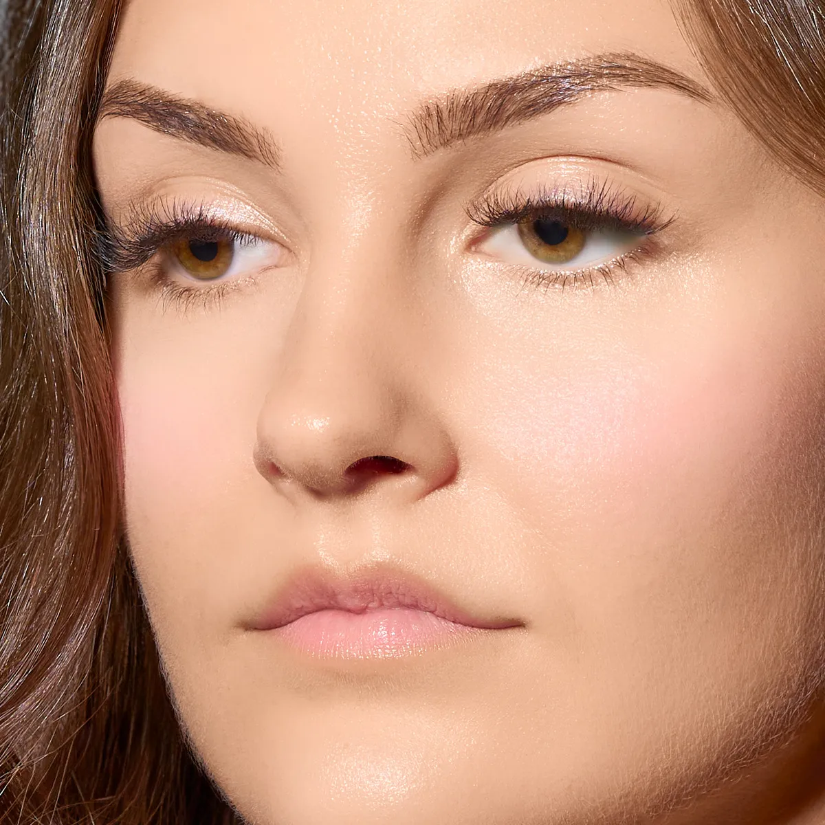 Detailansicht von Hautstruktur und Nasenlinie Detailansicht von Hautbeschaffenheit und Nasenlinie als Symbolbild für ästhetische Nasenchirurgie