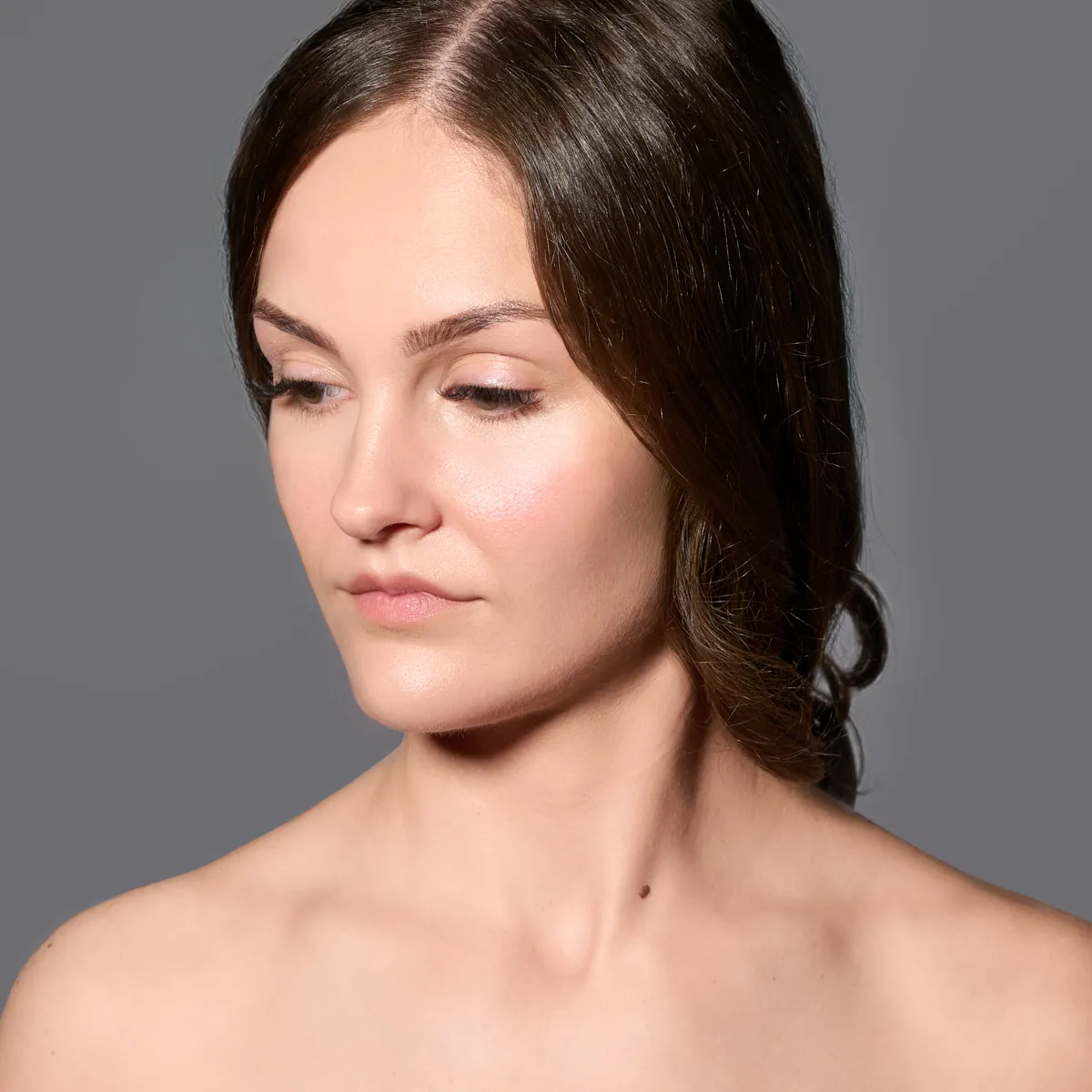 Detailansicht einer Frau mit harmonischer Nasenform und natürlicher Gesichtslinie
