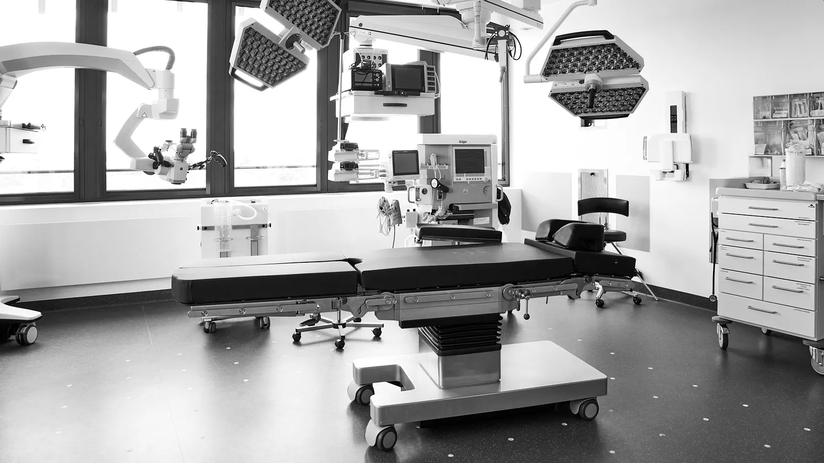 Operationssaal für Nasenoperationen im RKM 740 Düsseldorf Moderner Operationssaal im RKM 740 Düsseldorf für ästhetische Nasenoperationen