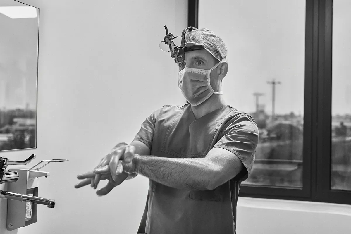 Vorbereitung zur Nasenchirurgie – Prof. Dr. Bergmann Düsseldorf Prof. Dr. med. Christoph Bergmann bei der Vorbereitung einer Nasenchirurgie im RKM 740 Düsseldorf