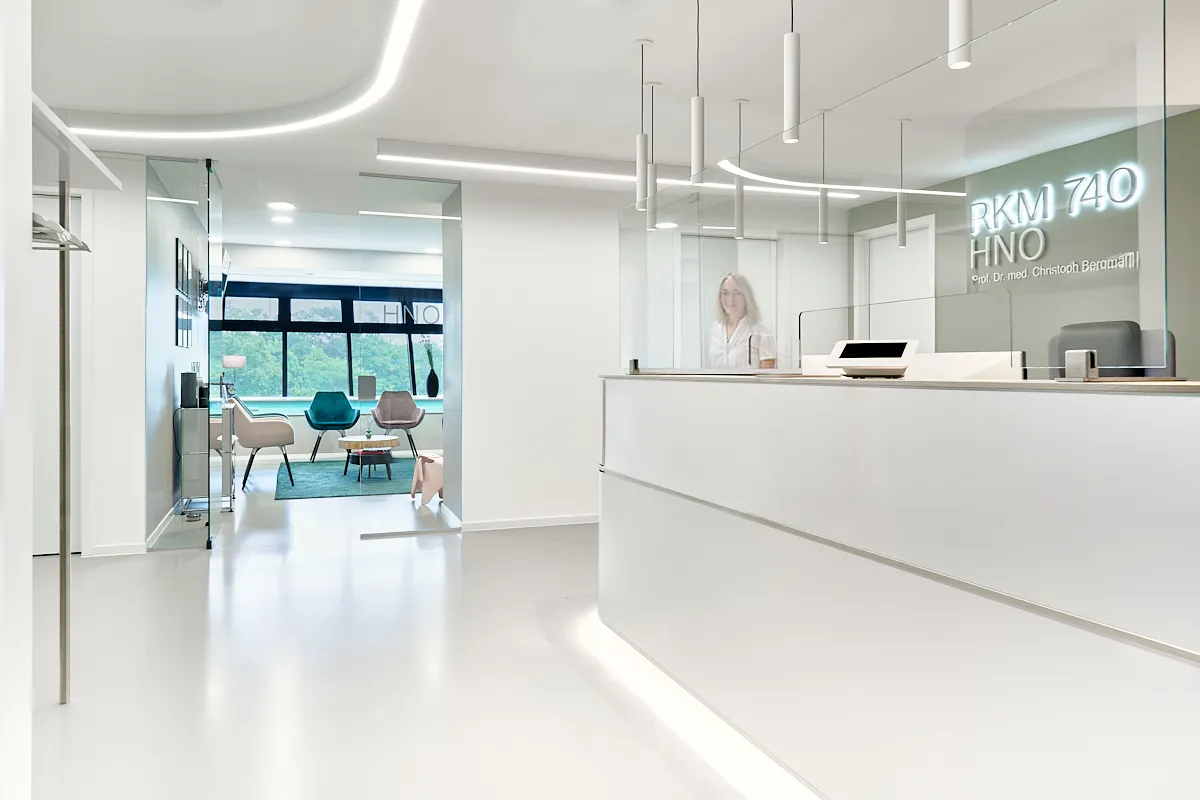 Empfang im RKM 740 HNO Düsseldorf Empfangsbereich im RKM 740 HNO in Düsseldorf mit moderner Praxisgestaltung