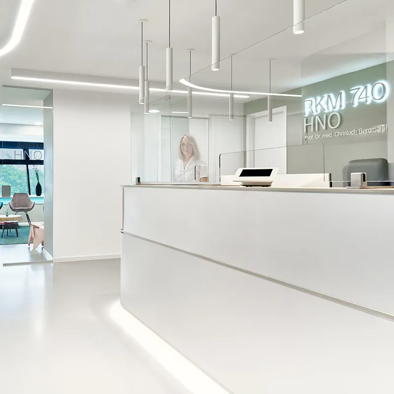 Empfangsbereich im RKM 740 HNO Düsseldorf – Ohrlochstechen bei Kindern in ruhiger Umgebung