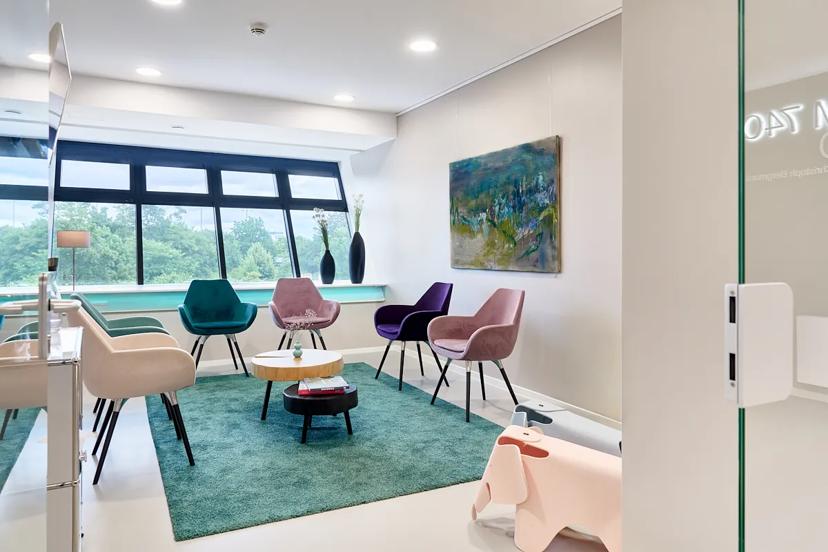 Moderner Wartebereich im RKM 740 HNO Düsseldorf mit ruhiger Atmosphäre und farbiger Sitzgestaltung