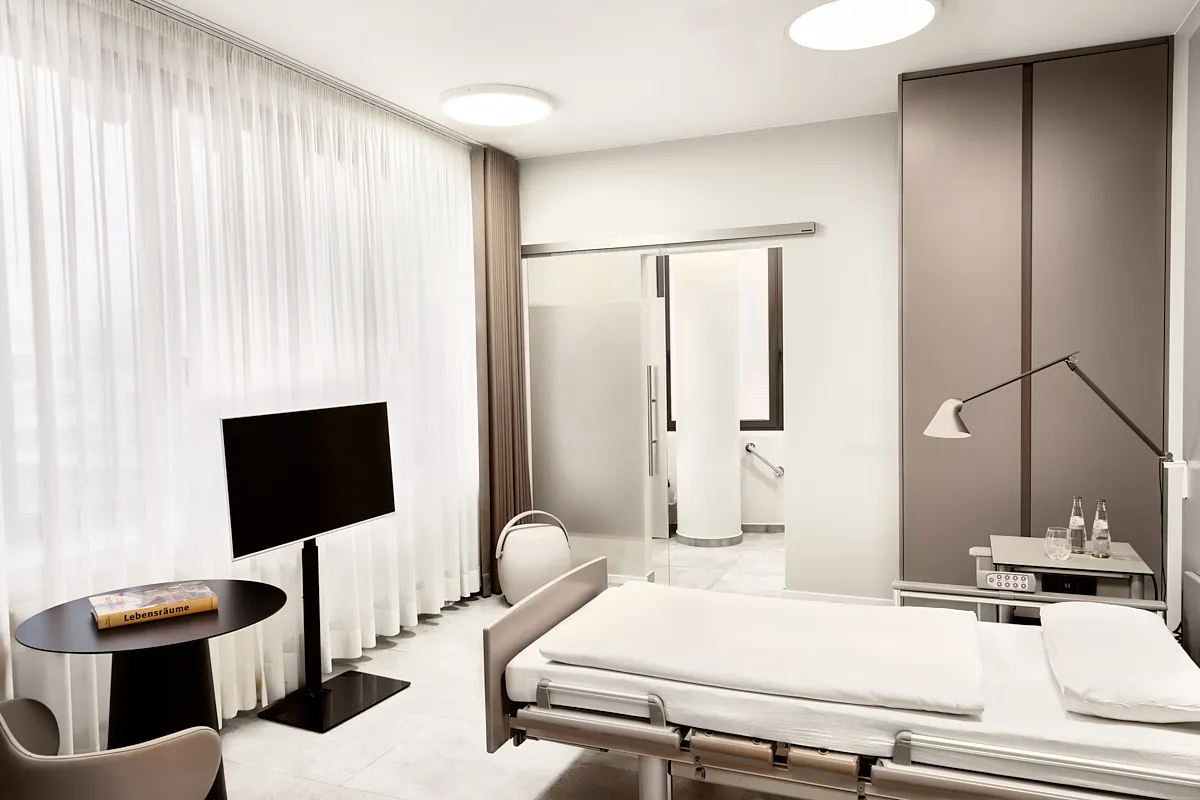 Modernes stationäres Zimmer im RKM 740 Tower Düsseldorf für postoperative Betreuung