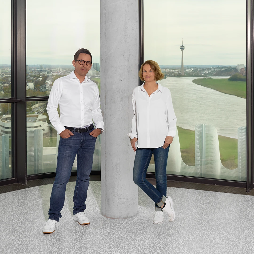 Zwei Ärzt:innen des rkm740-hno vor Panoramafenster in Düsseldorf als Bild für die Beratung zur HNO-Chirurgie