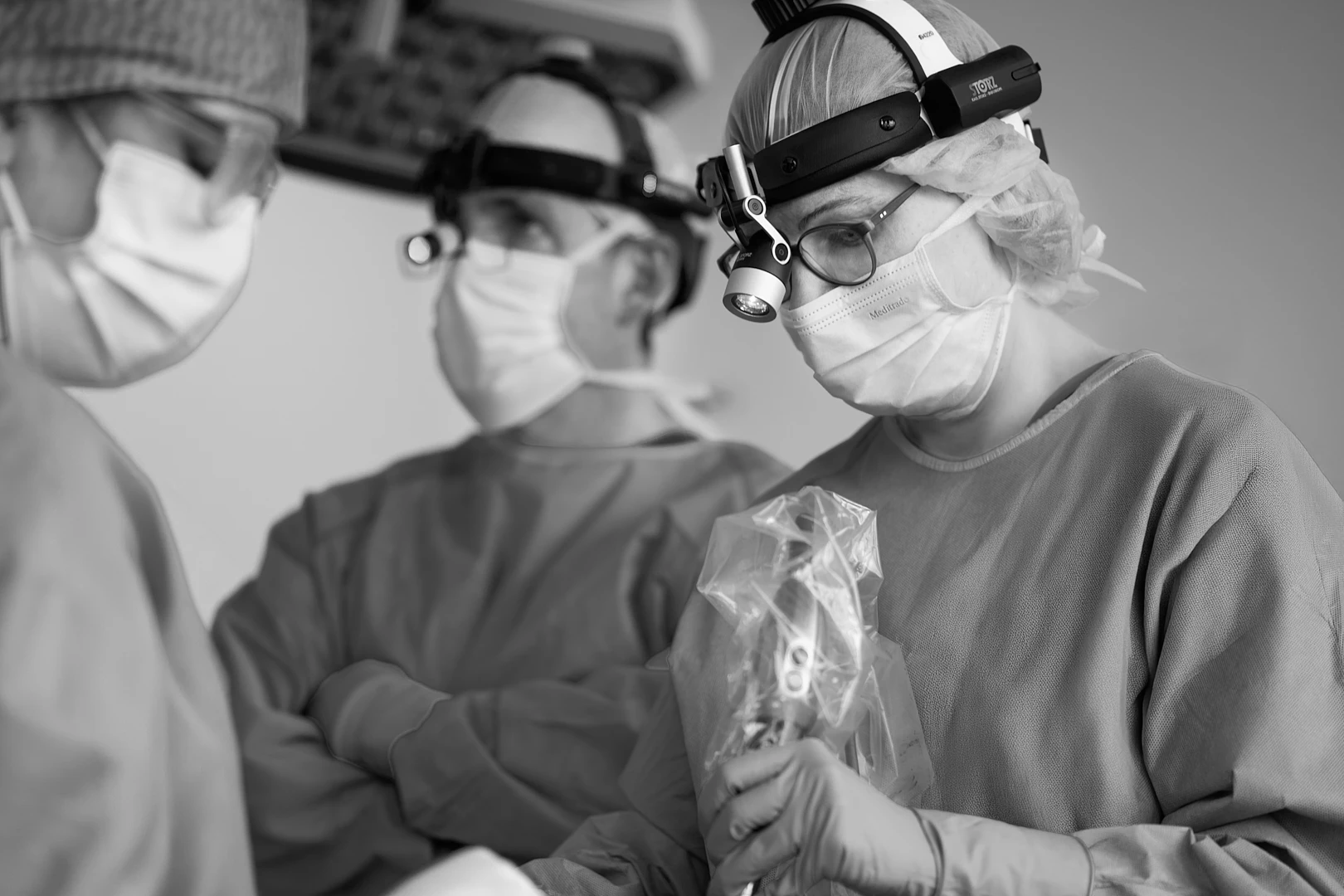 Dr. med. Stephanie Gründemann und Prof. Dr. med. Christoph Bergmann während eines HNO-Eingriffs