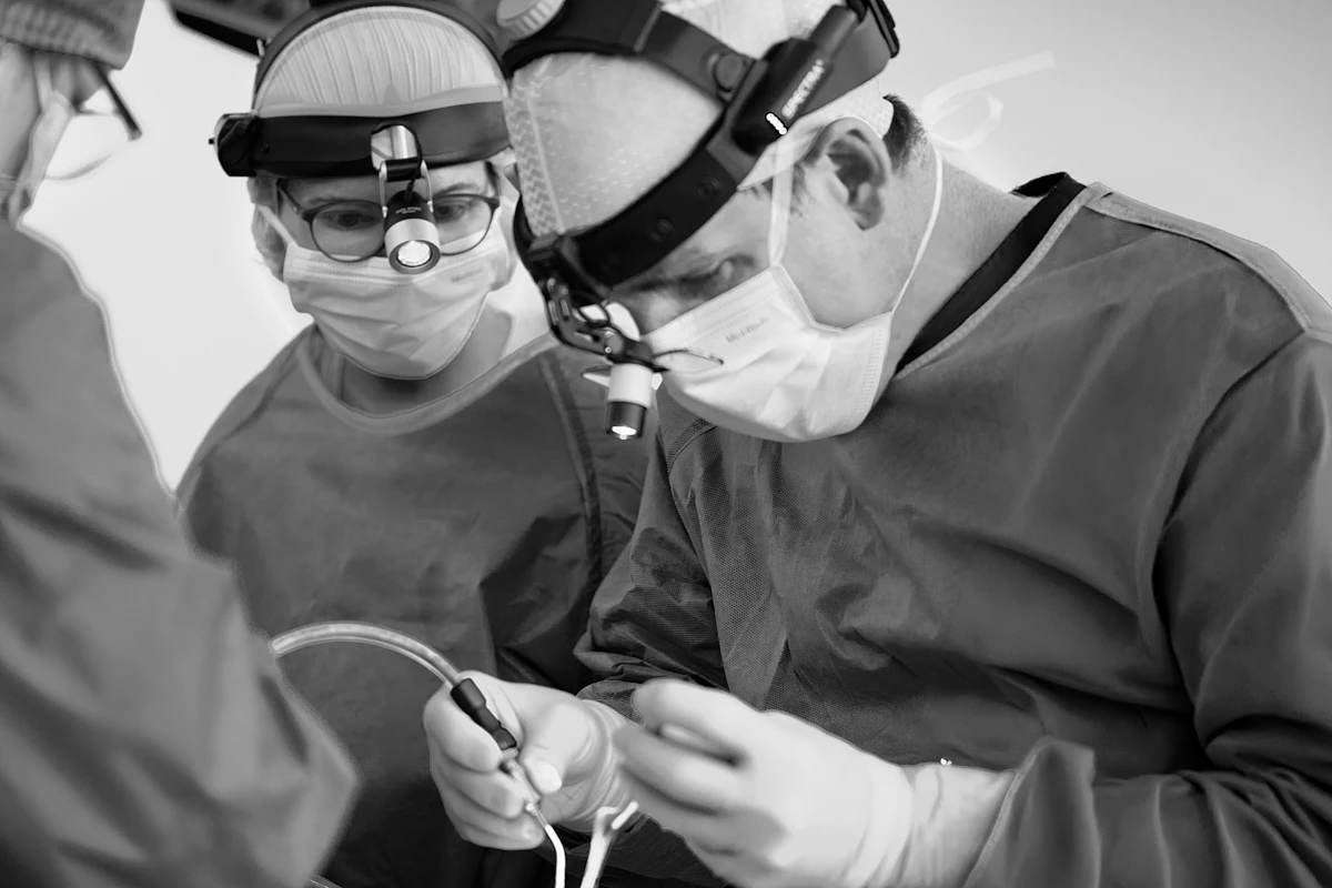 HNO-Chirurgie im Team – RKM 740 HNO Düsseldorf Prof. Dr. med. Christoph Bergmann und Dr. med. Stephanie Gründemann während eines HNO-Eingriffs
