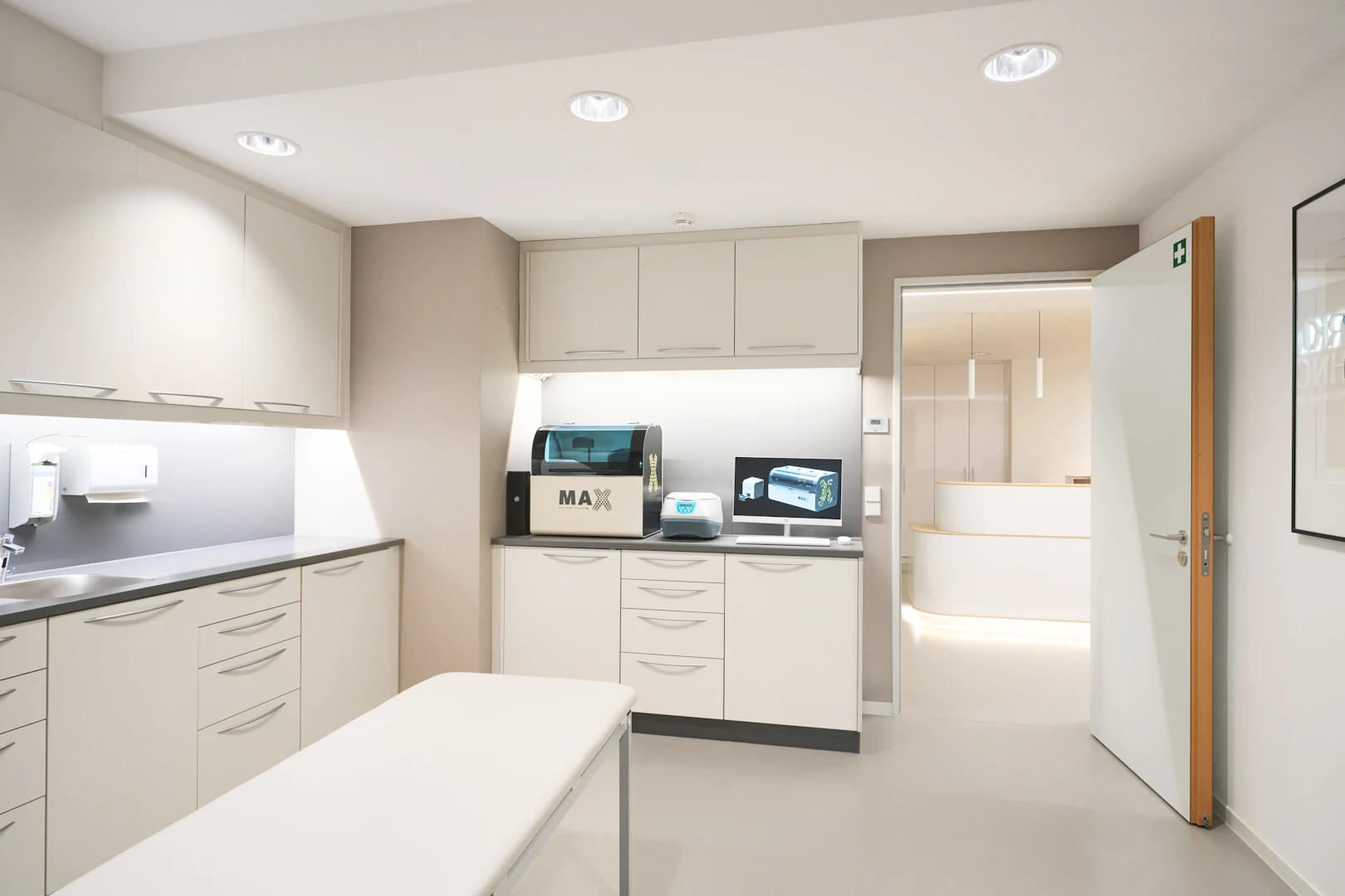 Diagnostikraum der RKM 740 HNO-Praxis in Düsseldorf mit moderner medizinischer Labortechnik