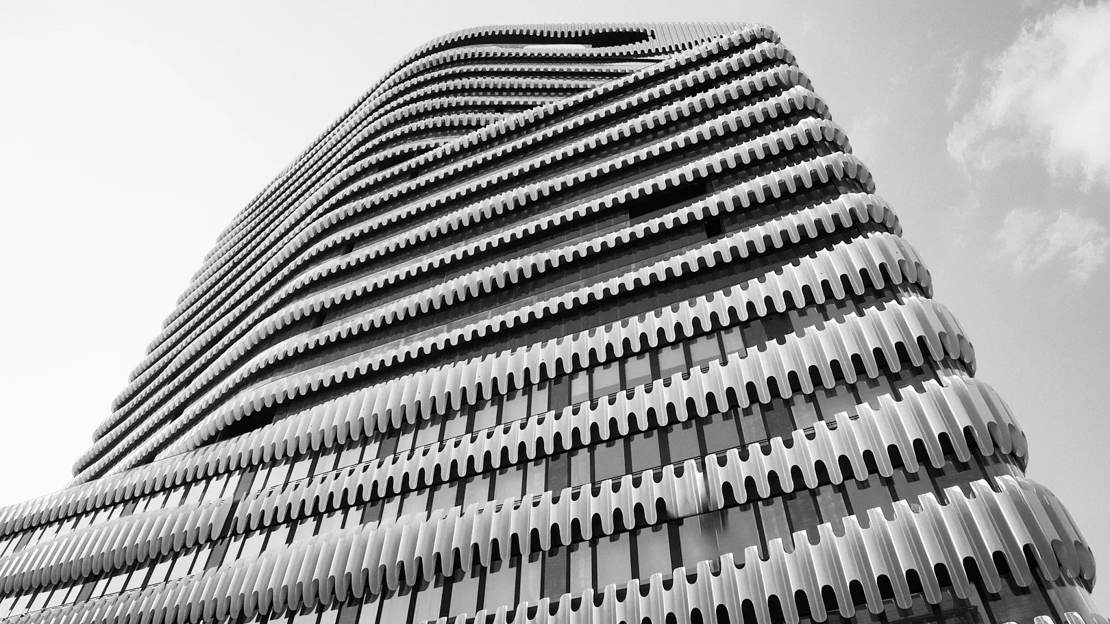 Außenansicht des RKM 740 Towers in Düsseldorf, entworfen von Architekt Jürgen Mayer H., mit der RKM 740 Facharztklinik.
