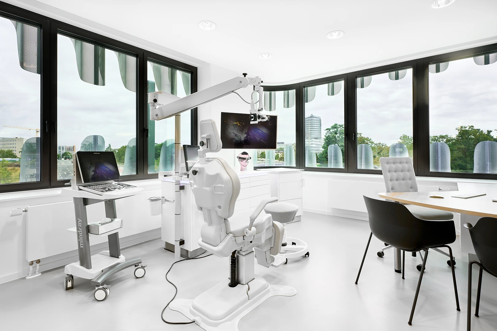 Moderner HNO-Behandlungsraum der RKM 740 HNO-Privatpraxis in Düsseldorf mit Untersuchungseinheit