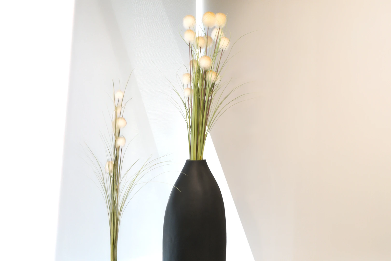 Dekoratives Still Life mit Vase in der RKM 740 HNO-Privatpraxis in Düsseldorf